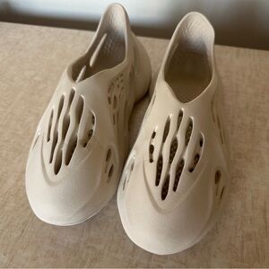 Beige Yeezy Slip-On Foam Runners men size 8.5